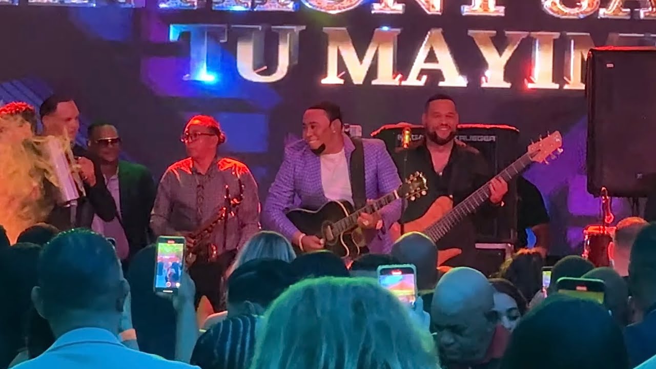 ASI LLEGO ANTHONY SANTOS A SAN FRANCISCO DE MACORIS (RECUERDA A SUS FANATICOS LLEGAR TEMPRANO)