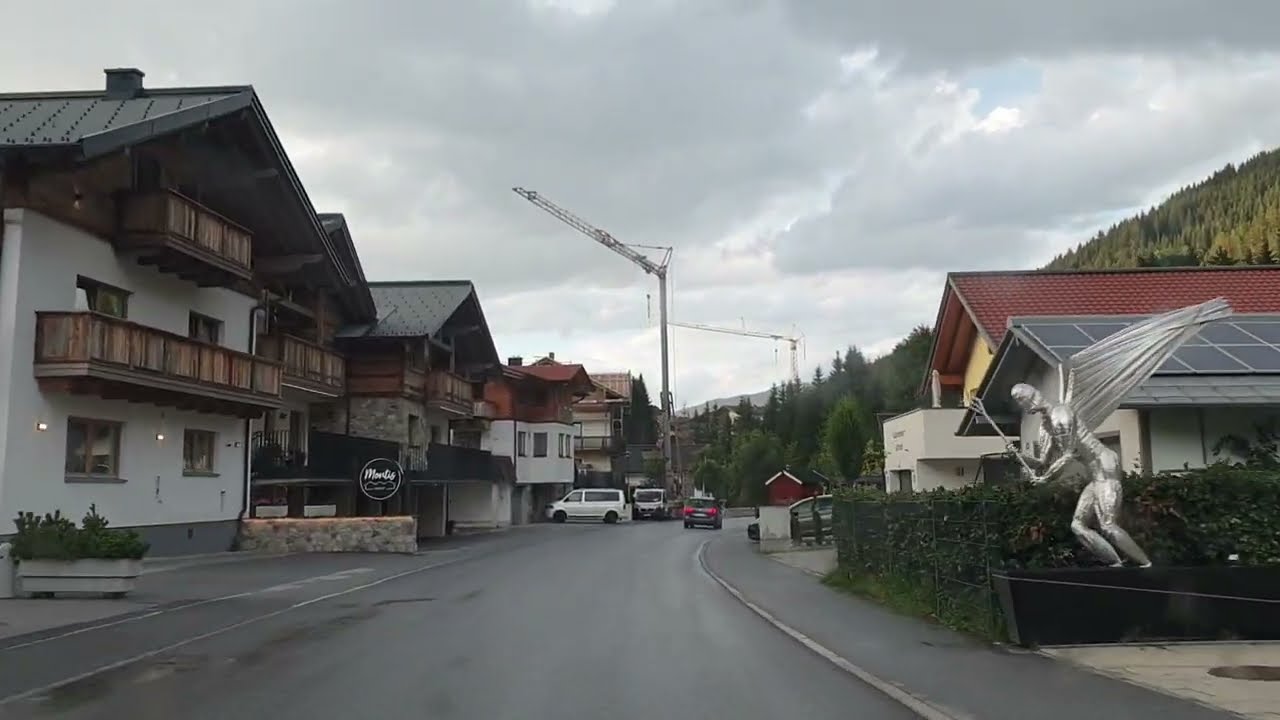 Flachau, Salzburger Land. Autofahrt durch die Hauptstraße