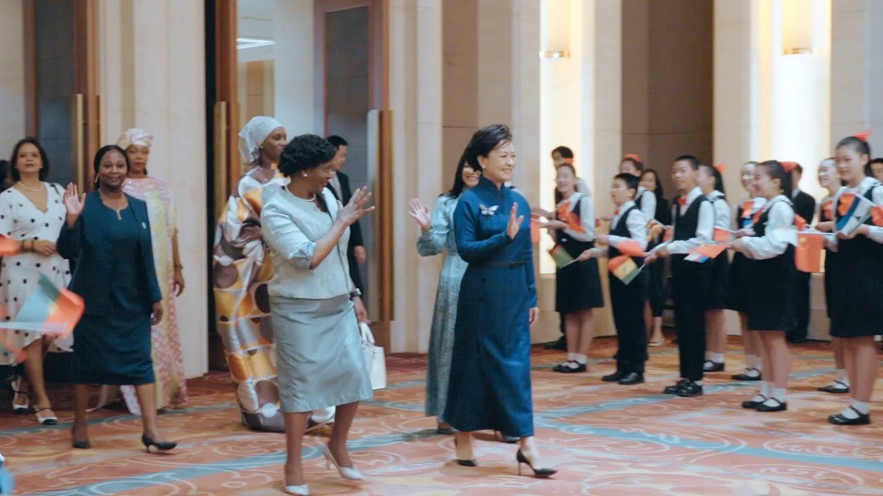 Peng Liyuan, spouses of African leaders attend themed conference