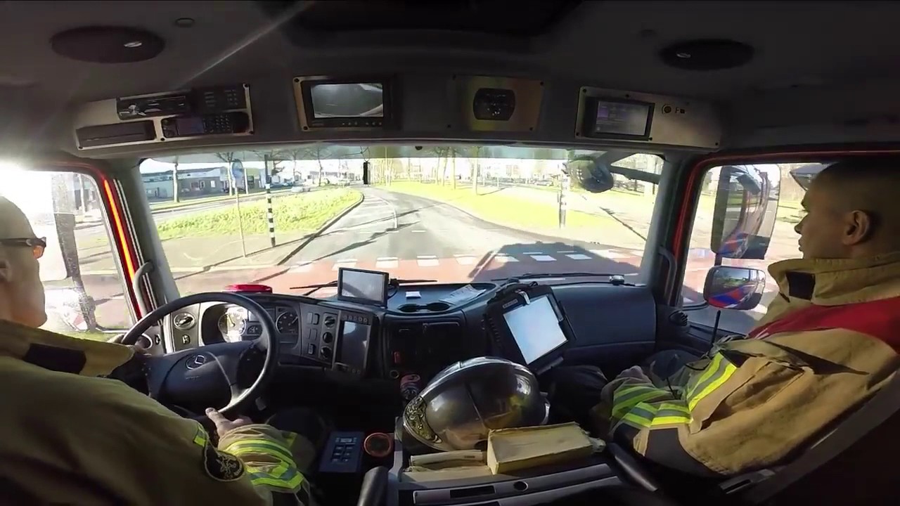 Dutch firefighters responding to a fire! (Sirenes!)