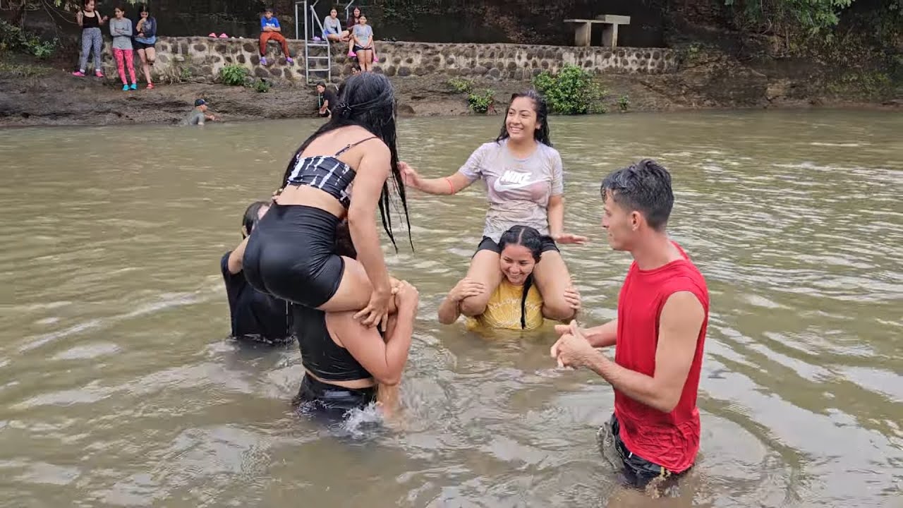 Guerras de chicas en el rio.
