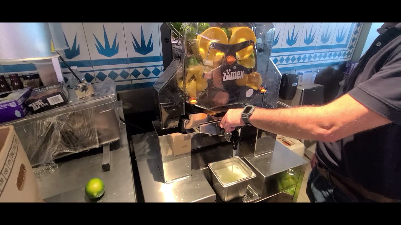 Exprimiendo Limones | Zumex en las Cocinas | Exprimidora de Citricos automatica | Zumex Restaurantes