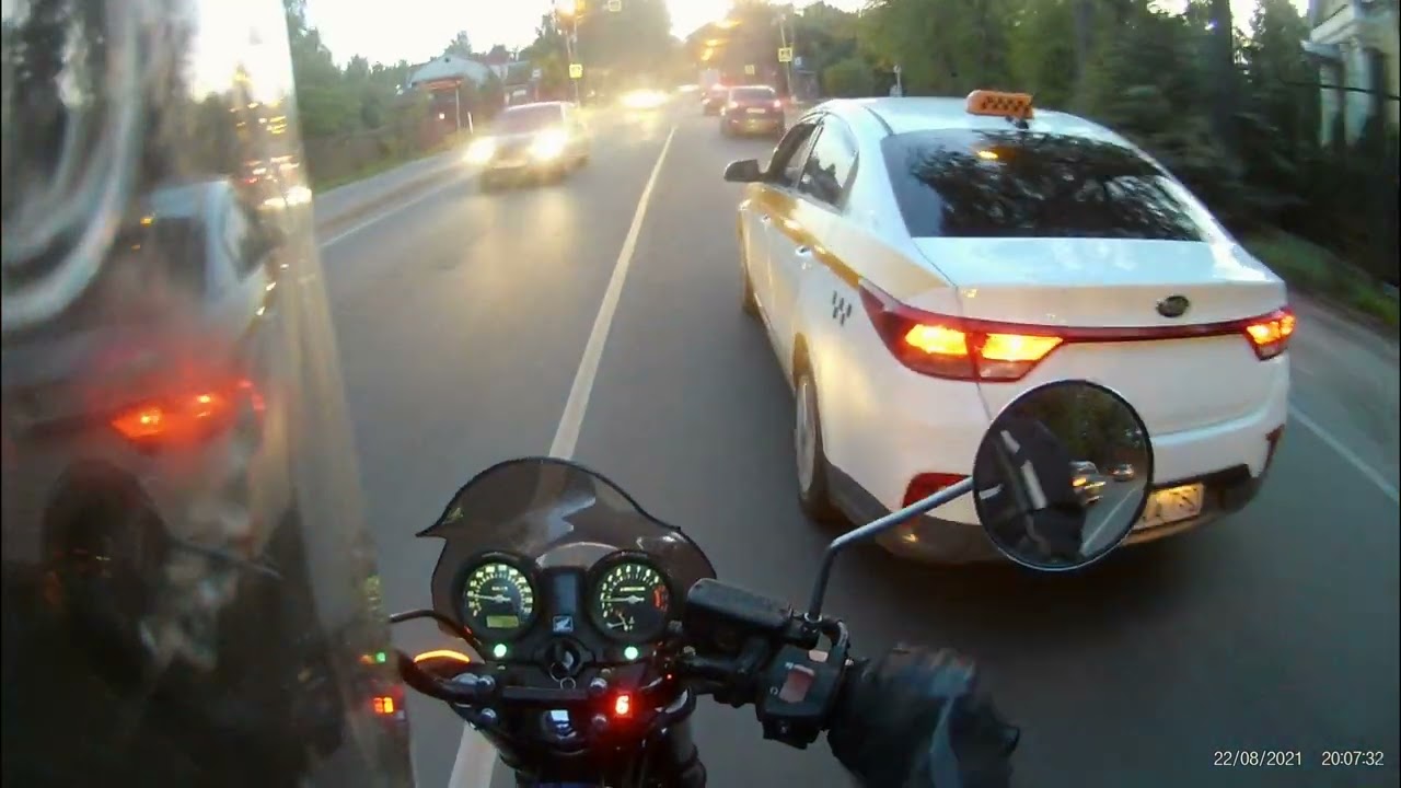 Honda CBF500.  В городе. Захотелось поговорить.