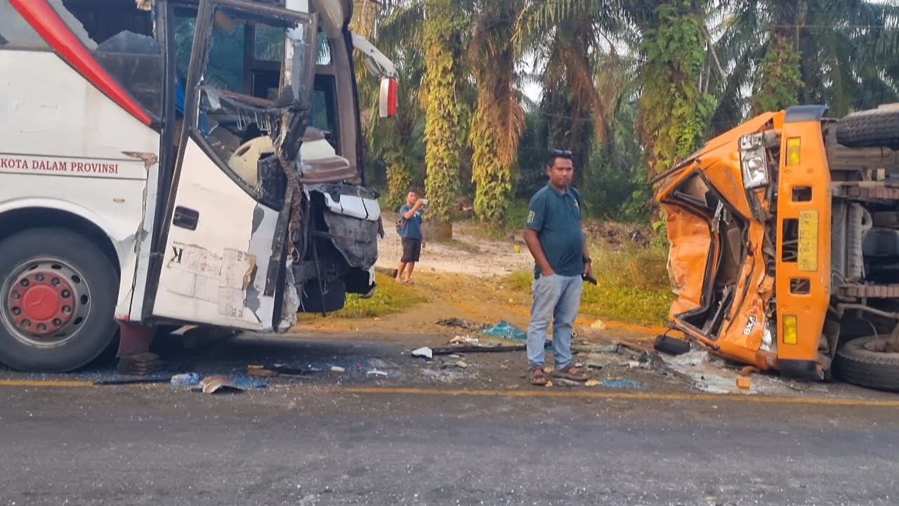 Innalilah Kecelakaan Bus Akap Vs Truck Tangki, Hingga Truk Terbalik Dua Titik Laka Di Gunung Selamat