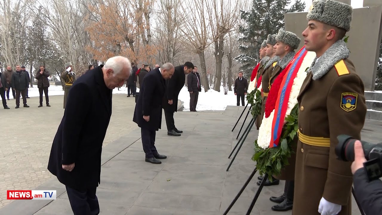 Փաշինյանը, նախագահը, Ալեն Սիմոնյանը եւ բարձարաստիճան այլ պաշտոնյաներ ծաղիկներ խոնարհեցին Եռաբլուրում