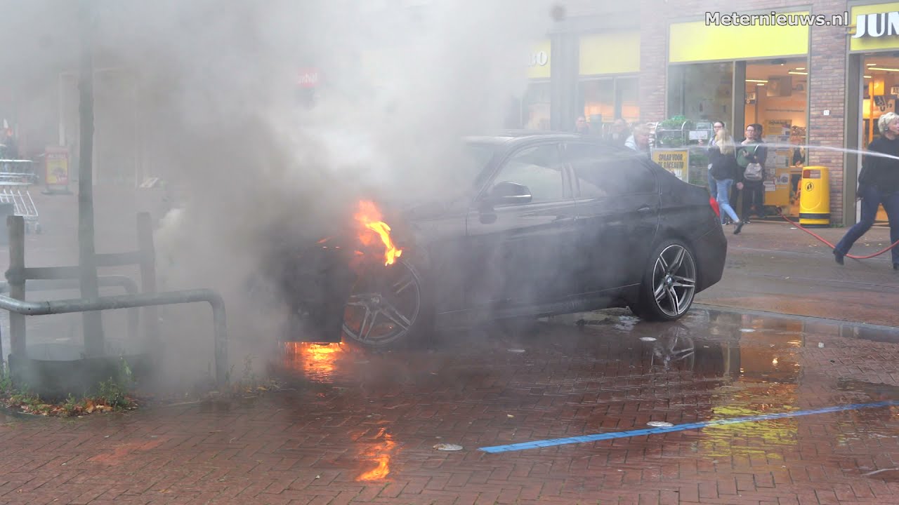 Auto in de brand in Dedemsvaart