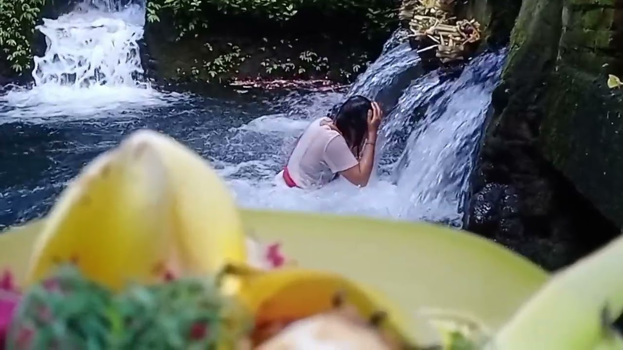 Air nya Seger Coy ( Melukat di Pura Mangening  di saat banyupinaruh ) #melukat