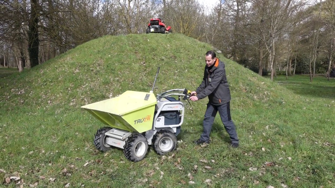 Xavier MARCHAND, démonstrateur Ets CROSNIER Motoculture, présente la brouette électrique TRUXTA 4x4