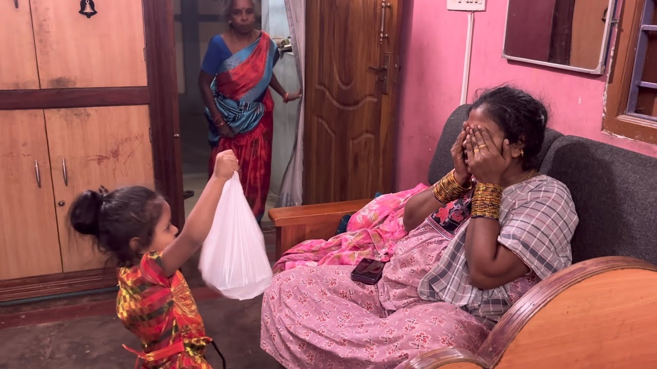அம்மா Surprise 😳 அம்மா உனக்கு என்ன வாங்கிட்டு வந்திருக்கேன் பாரு | Kamal Lalitha