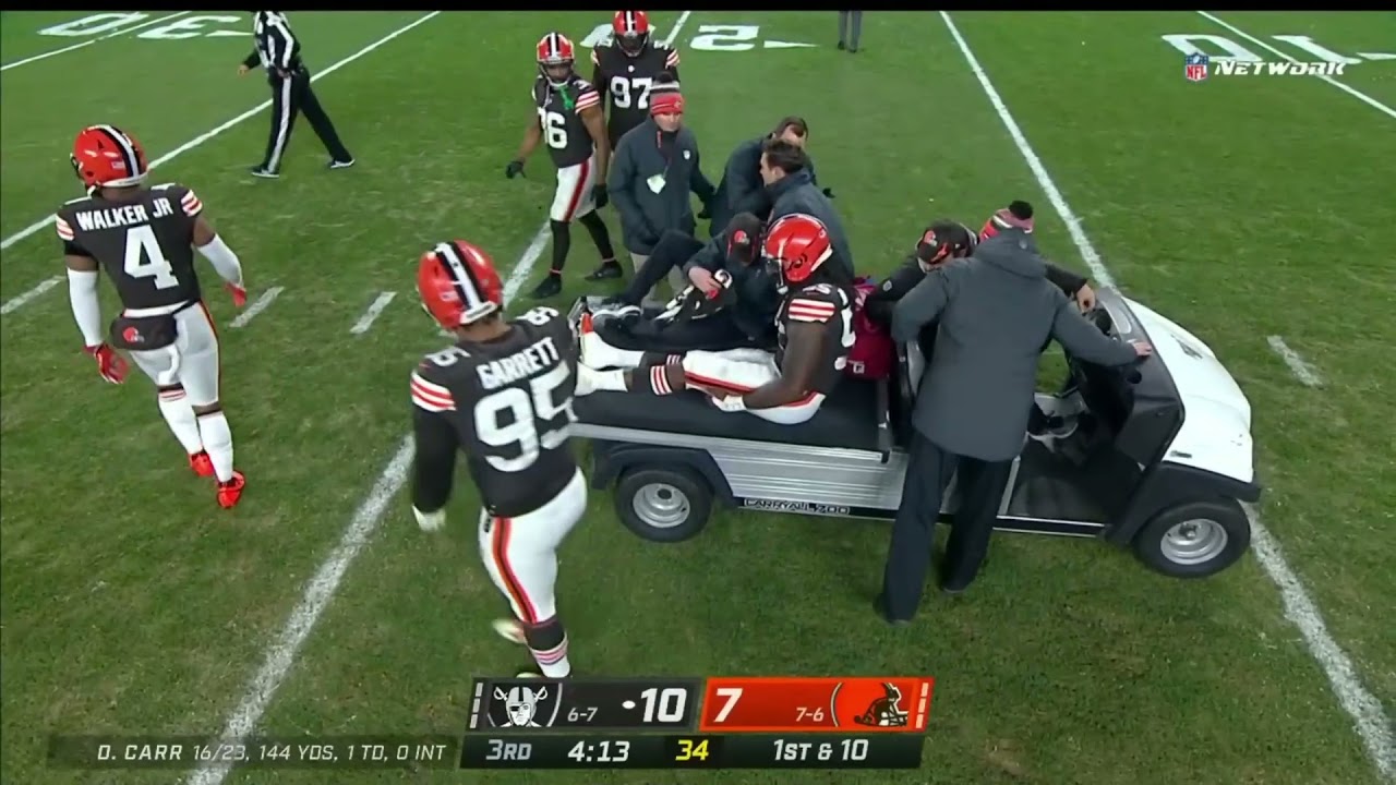 Browns' Takkarist McKinley injury his leg, he cried and left the field by car