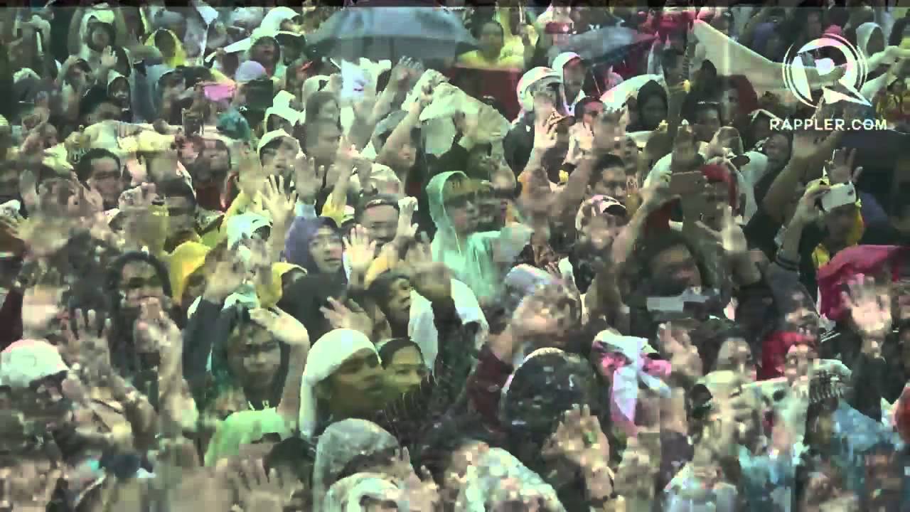 People in Luneta join in singing Tell the World of His Love