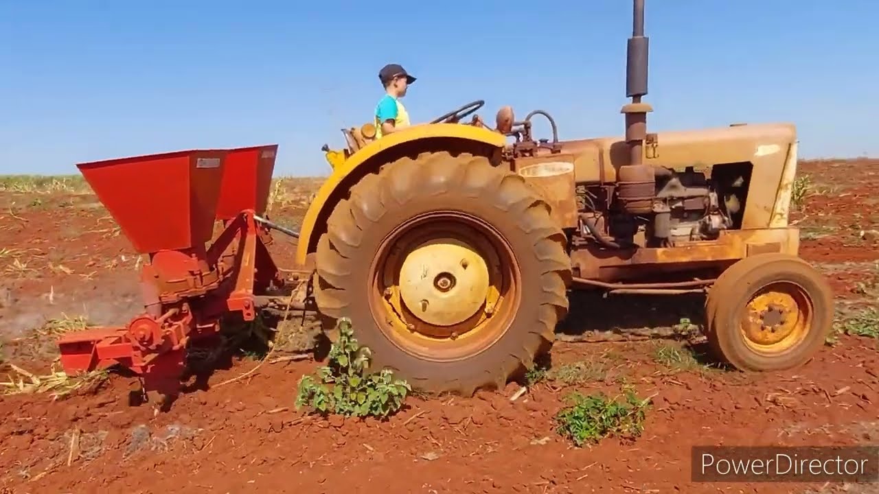 TRATOR CBT 1090 COM HIDRÁULICO TRABALHANDO
