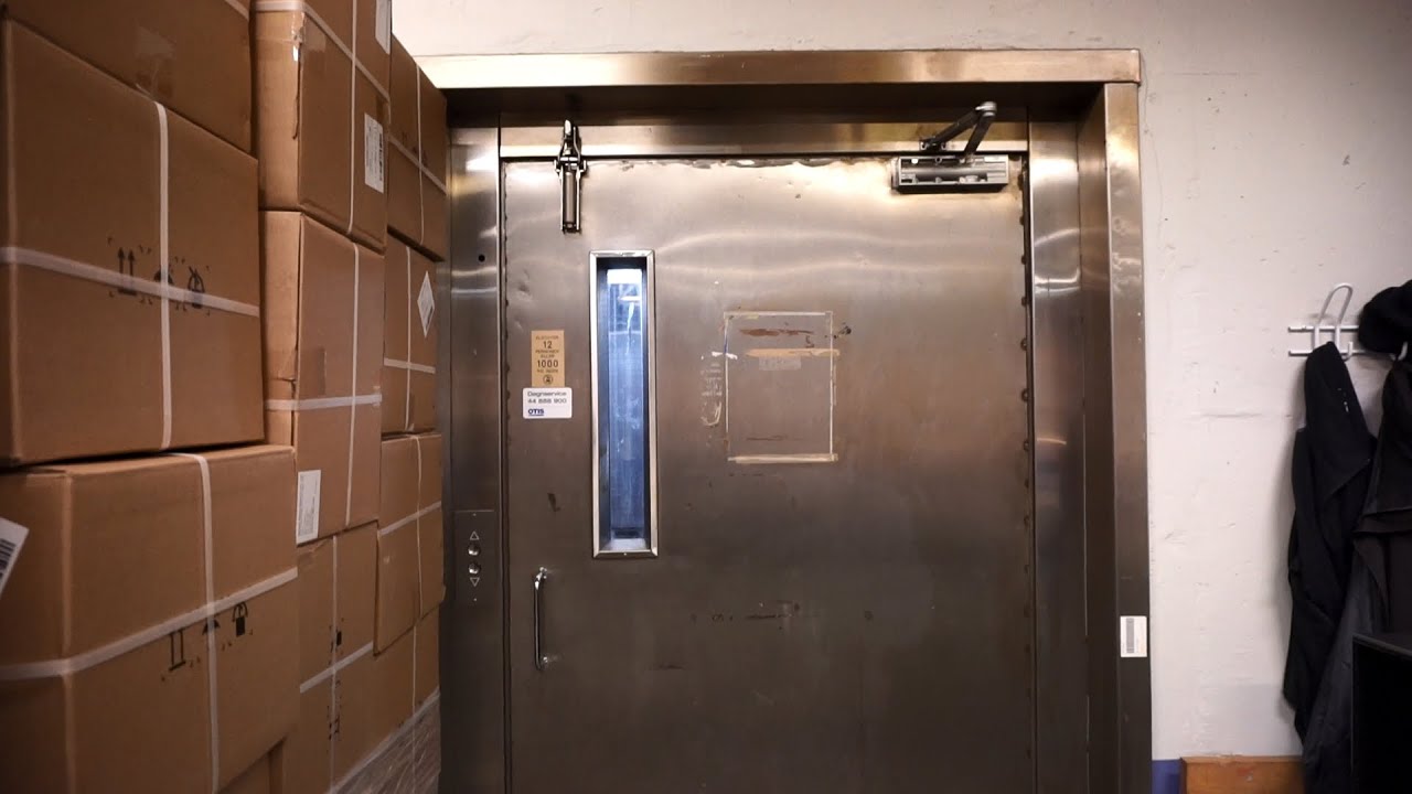 1983 TS-Lifton hydraulic elevator (mod by OTIS) @ Stationsvej 40, Birkerød, Denmark