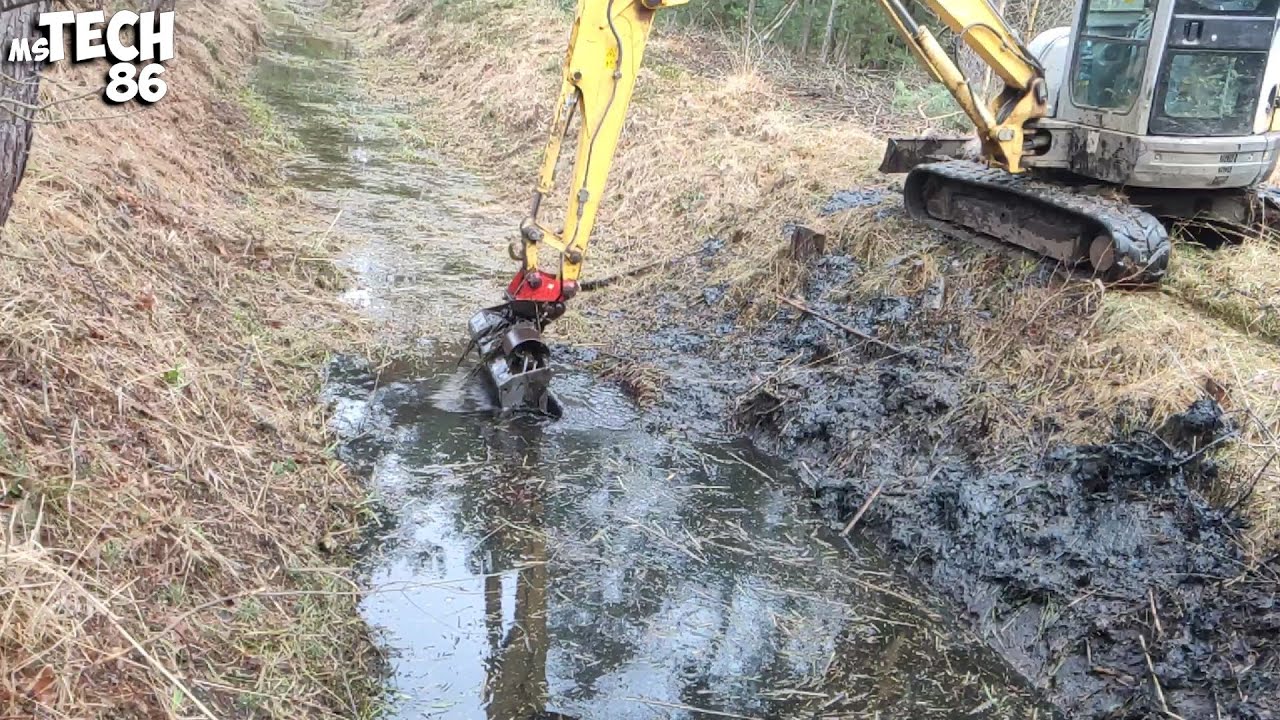 Desilting The Drainage Ditch With An Excavator - Wet Job (Holland Kobelco E 50.2)