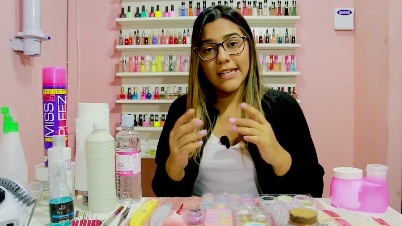 Conhecendo os materiais para alongamento de unhas em acrílico.