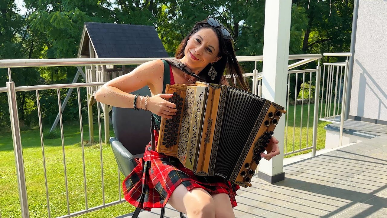 Claudia Hinker spielt 