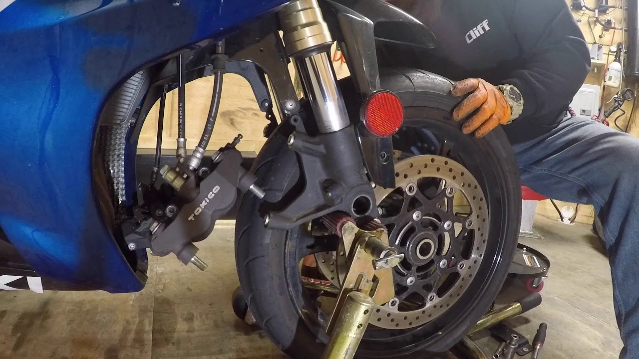 Как снять колеса - Suzuki GSXR 600 2006 года. Оба варианта своими руками.