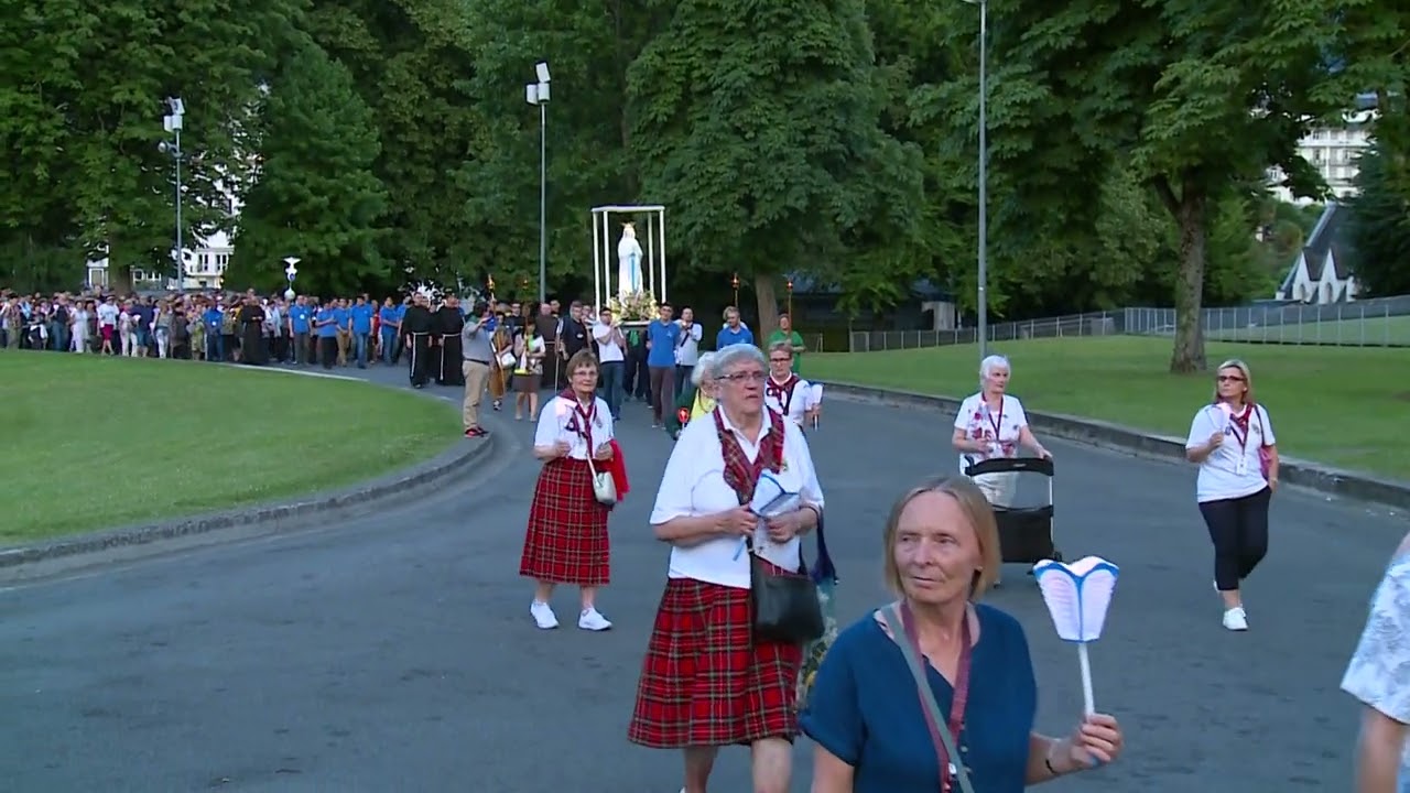 Fiaccolata durante il pellegrinaggio a Lourdes nel 2019