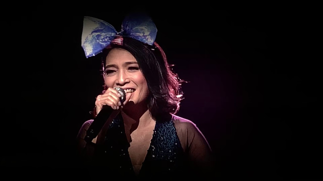 ดอกไม้ของน้ำใจ สาว สาว สาว