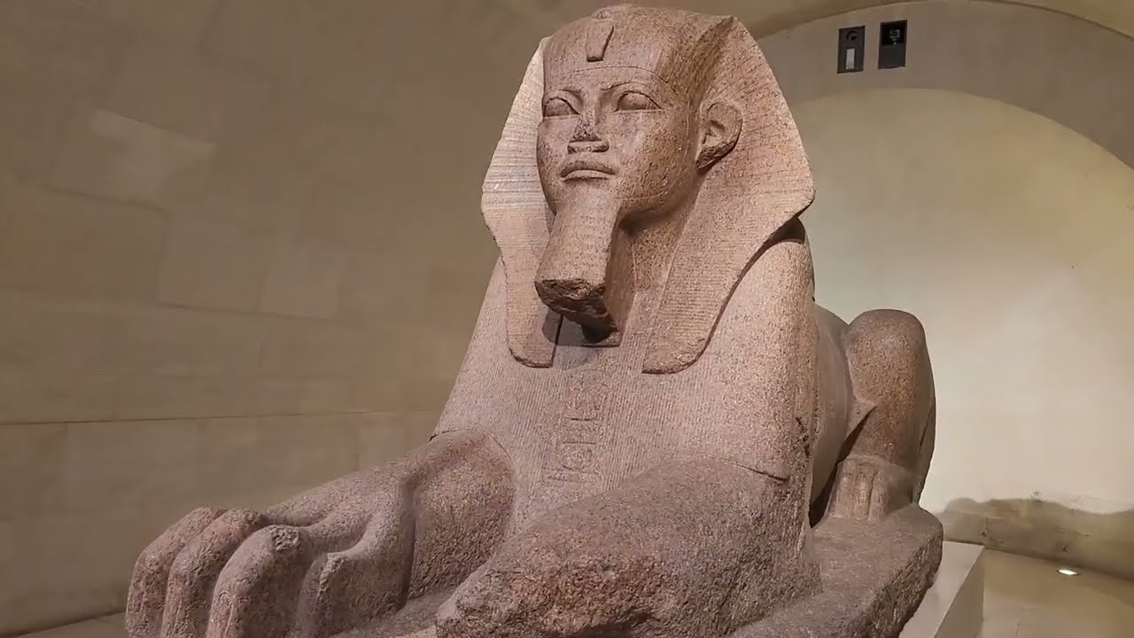 Touring Museum Louvre 