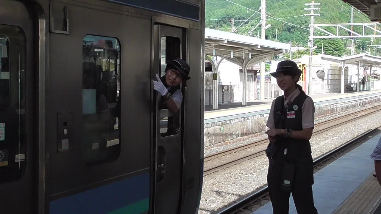中央線211系 2人の女性車掌