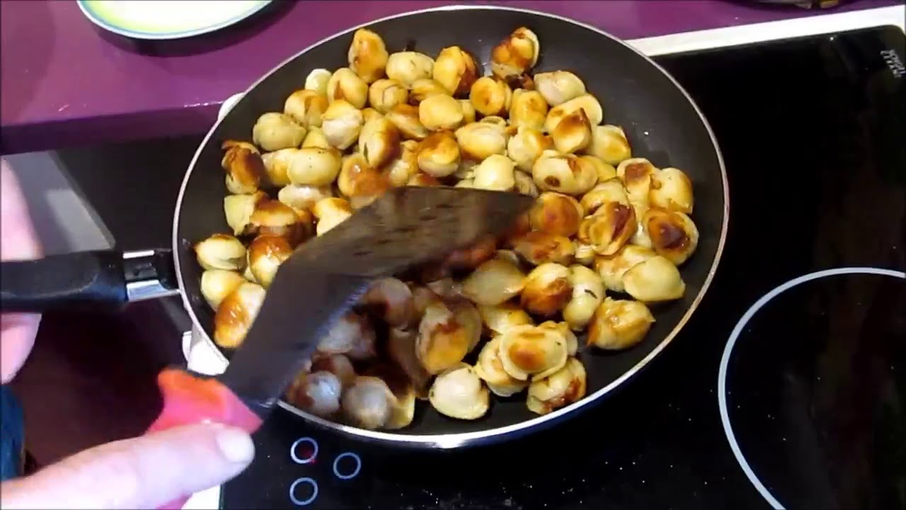 Жарено-запеченные пельмешки с помидором и сыром.