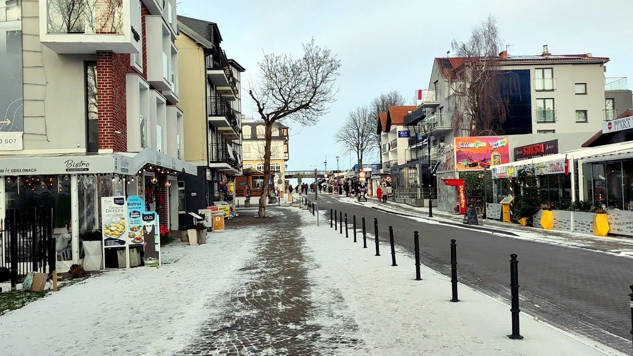 Mielno w śnieżnym blasku: plaża, promenada, zimowe kąpiele