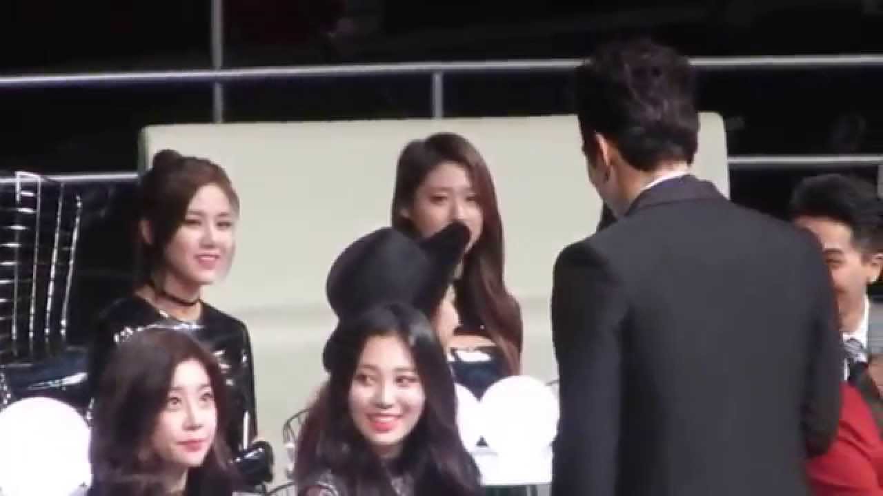 14.12.3 Song Seung Heon's teasing act with the rose ^^ @2014 MAMA in HK