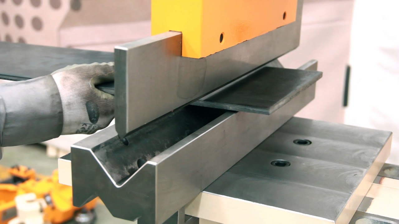 2 Positions press brake . Transversal and Logitudinal // Plegado en estación de punzonado. – Geka