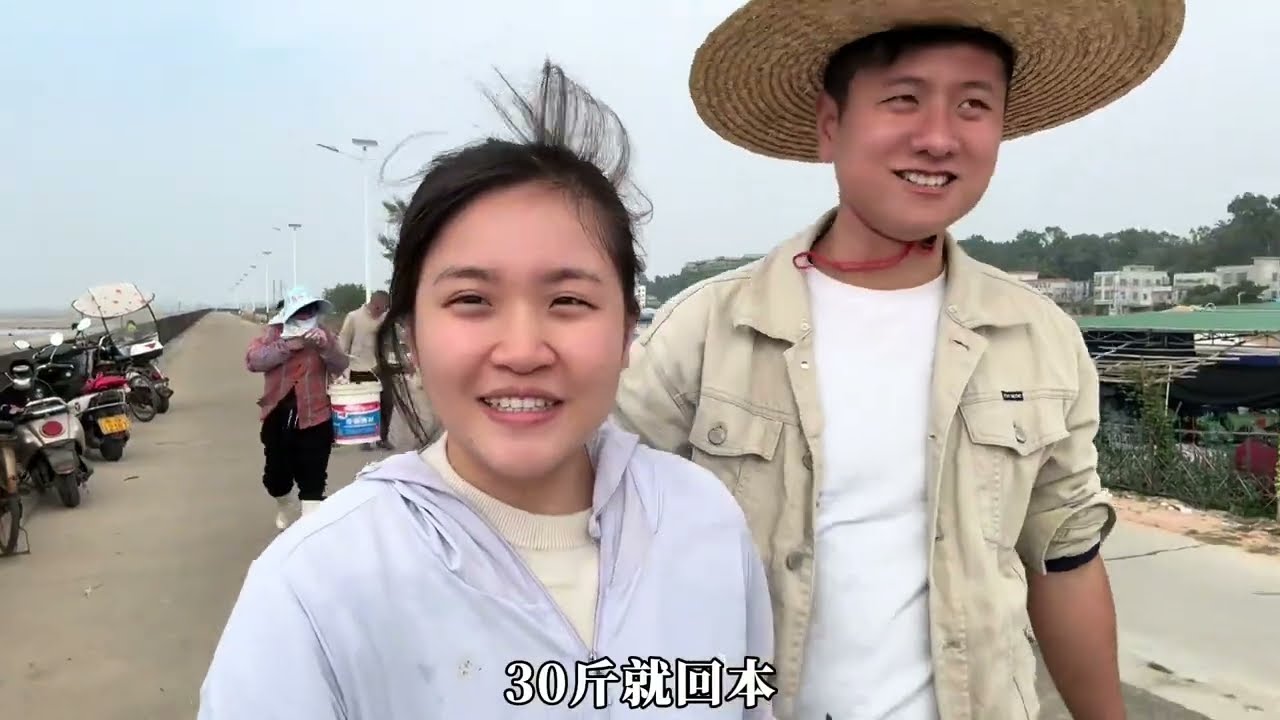 回到湛江学长带我去赶海，遇到螃蟹窝挖了满满一桶，清蒸鲜甜爆膏