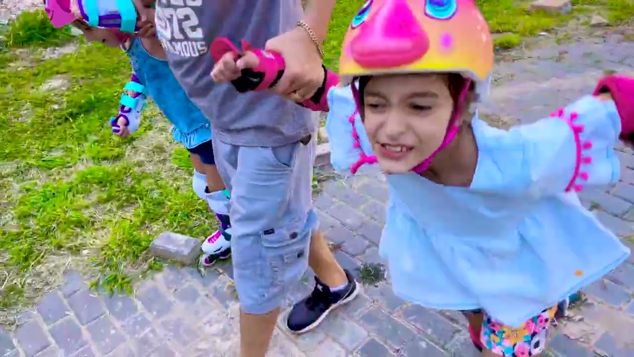 Laurinha aprendendo a andar de patins | Jéssica Godar e Laurinha e Helena e Gabriel