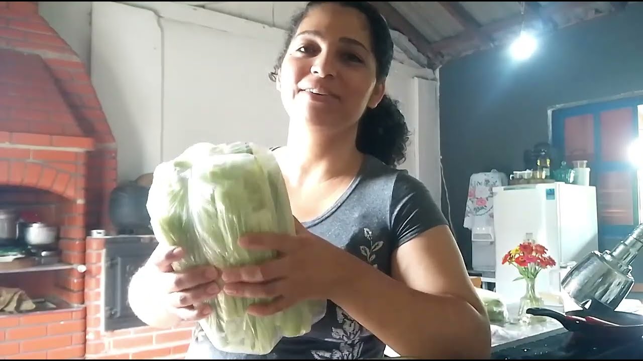 Fazendo pamonha e assando lombo no forno a lenha.