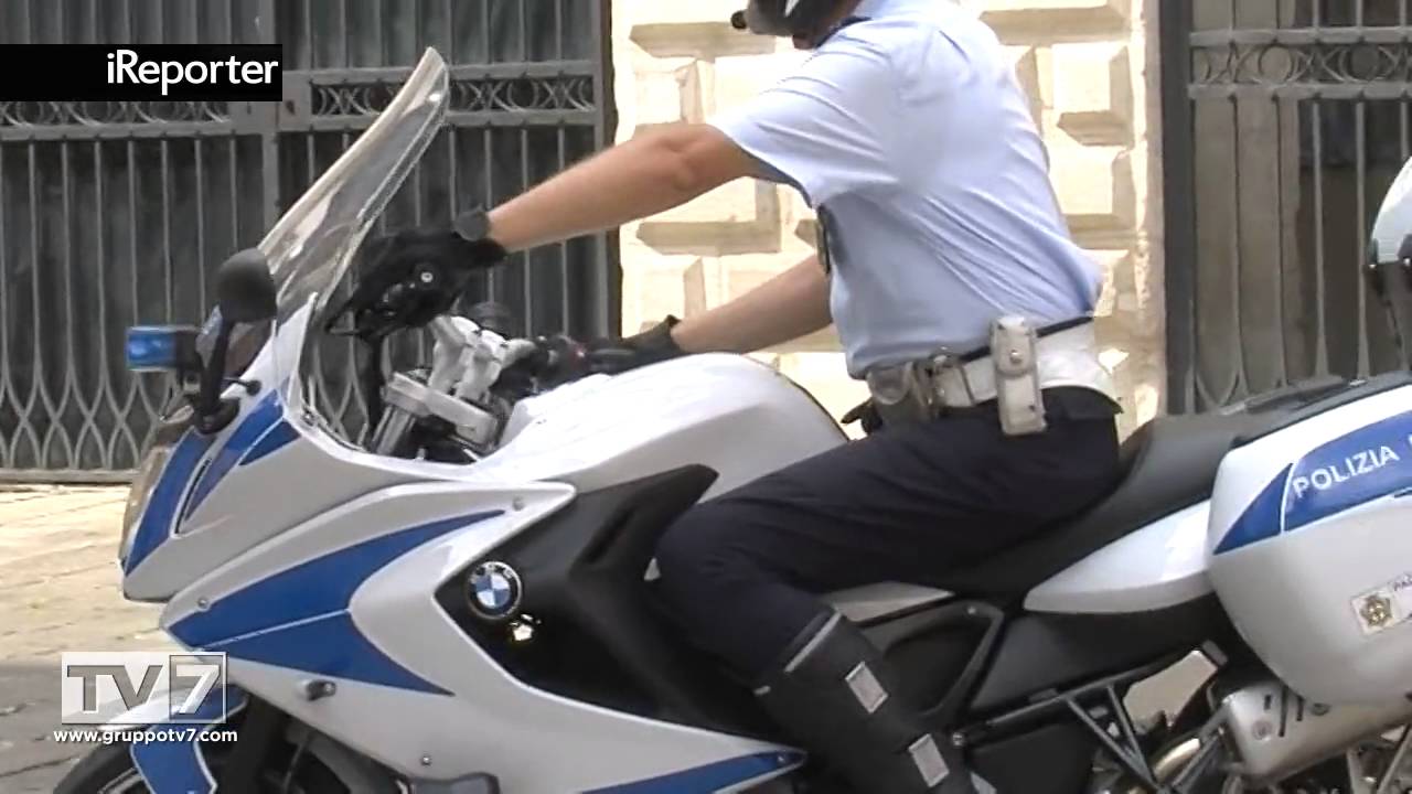 FORZA IL POSTO DI BLOCCO; INVESTITO AGENTE DI POLIZIA LOCALE