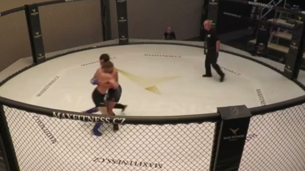 Jaroslav vítězí v MMA, červené pásky na rukavicích 