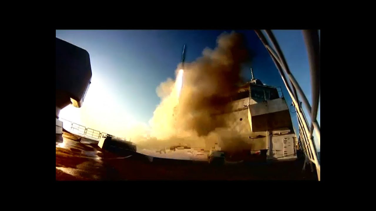 Hr. Ms. Tromp lanceert raketten voor Noorse kust