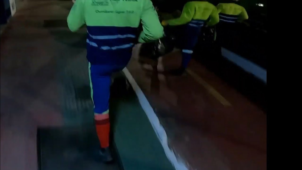 coleta de lixo urbana noturna em primeira pessoa