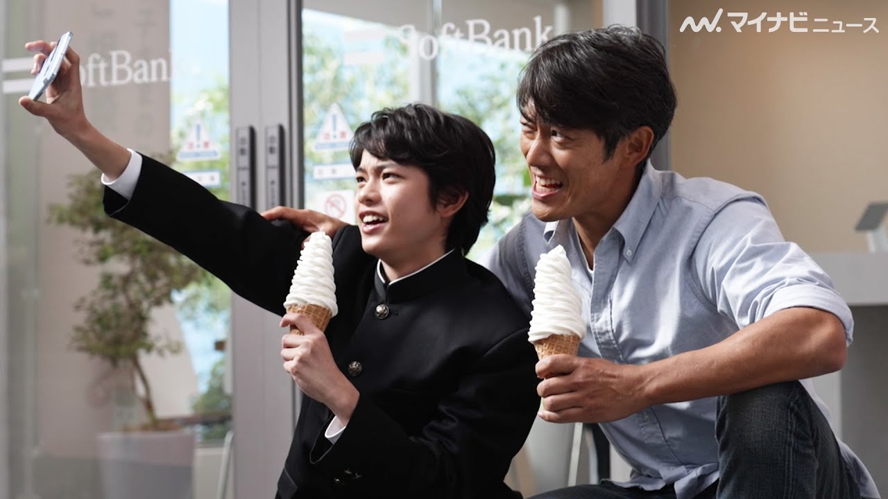 反町隆史、黒川想矢と“レアな”変顔対決！？Adoが歌う「スマホデビュー1年生♪」を聴き逃すな　ソフトバンク新CM＆メイキング映像公開