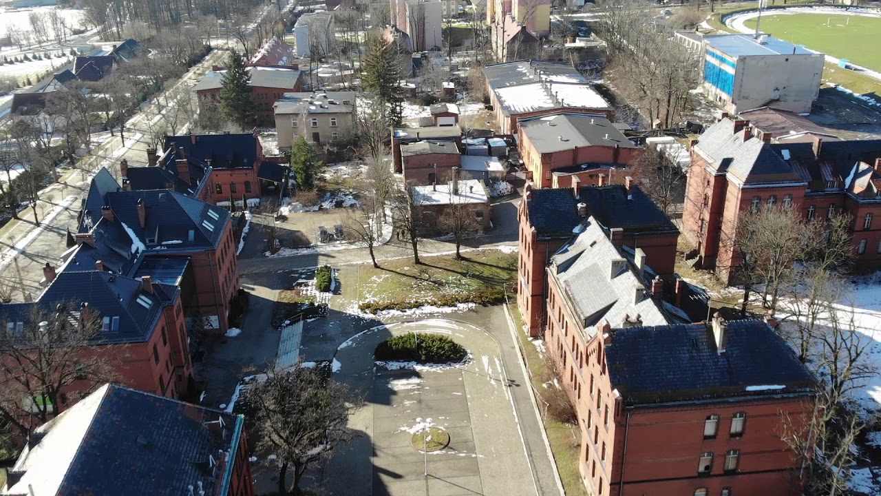 Prudnik - byłe koszary wojskowe. ul. H. Dąbrowskiego i ul. Grunwaldzka w Prudniku. Luty 2021.