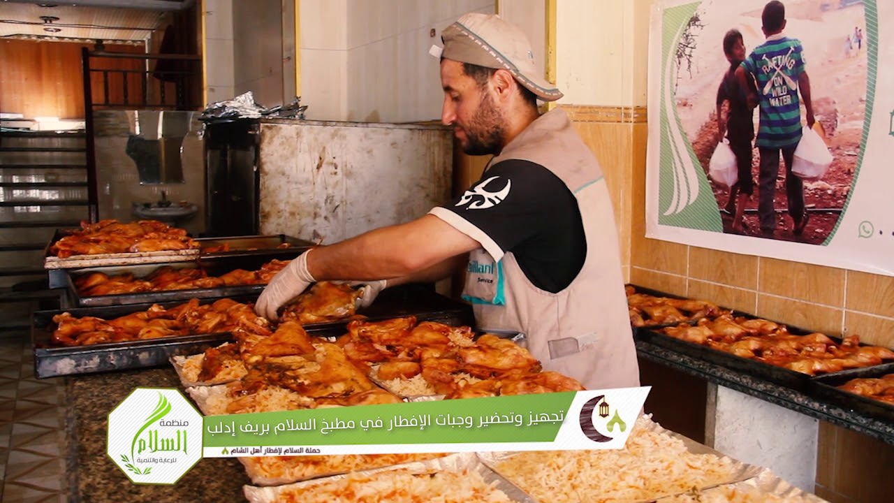 توزيع وجبات ورغيف الإفطار على النازحين بمدينة الأتارب بريف #حلب