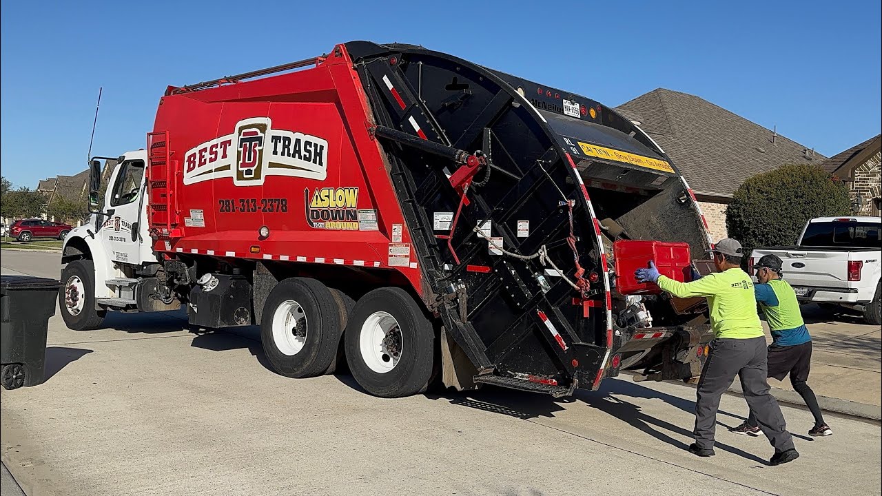 Best Trash: Fast Freightliner McNeilus Rear Loader on Manual Recycling