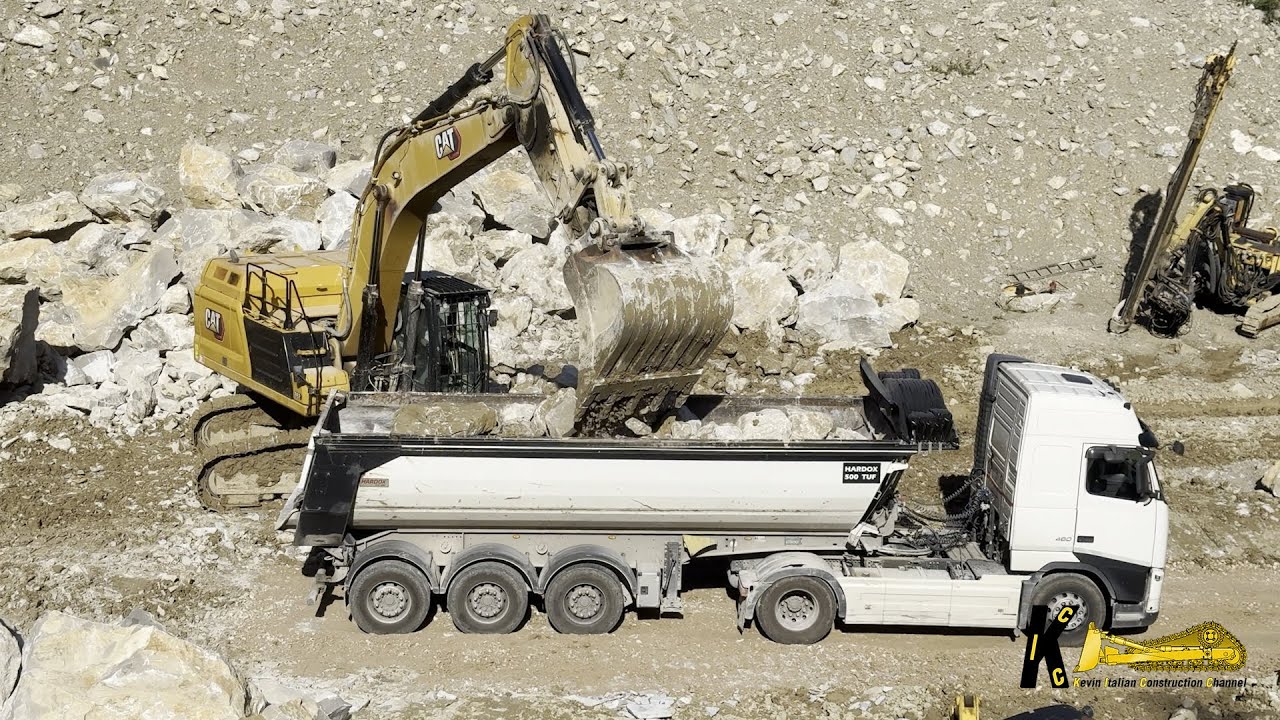 CATERPILLAR 352 EXCAVATOR loading Truck
