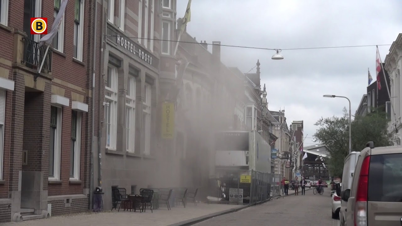 Het sloopbedrijf heeft de gevel gecontroleerd naar beneden gehaald.