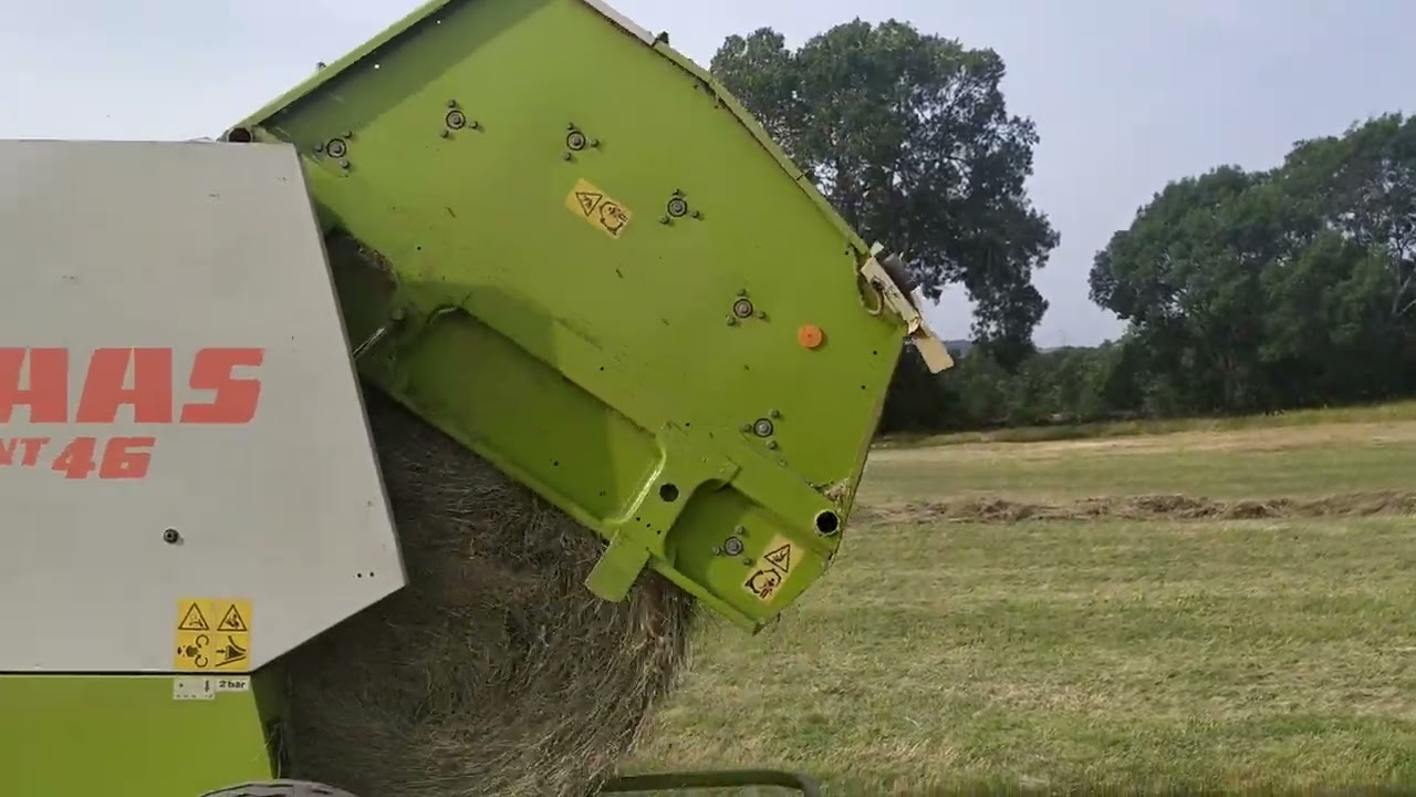 Hoy hacemos bolas con la rotoempacadora