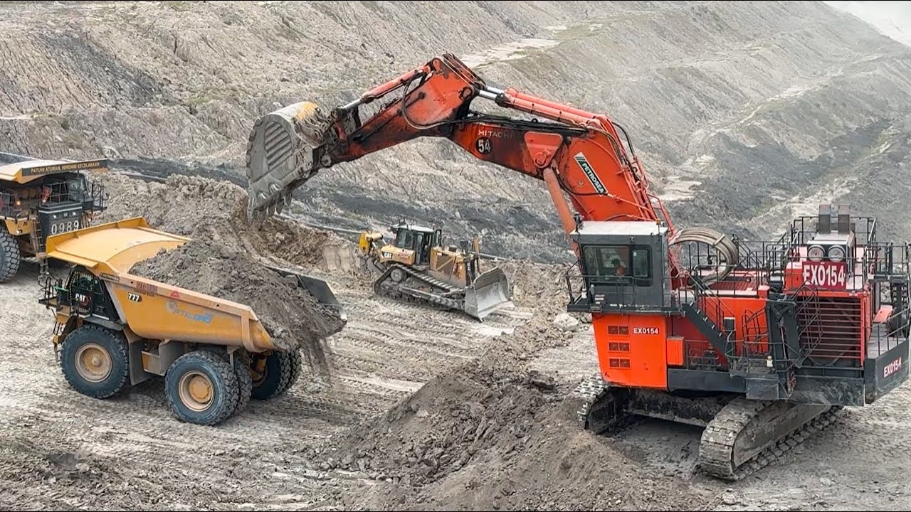 Awesome footage !! Hitachi Ex 2600 Loading sand On Caterpillar 777 Dump truck 