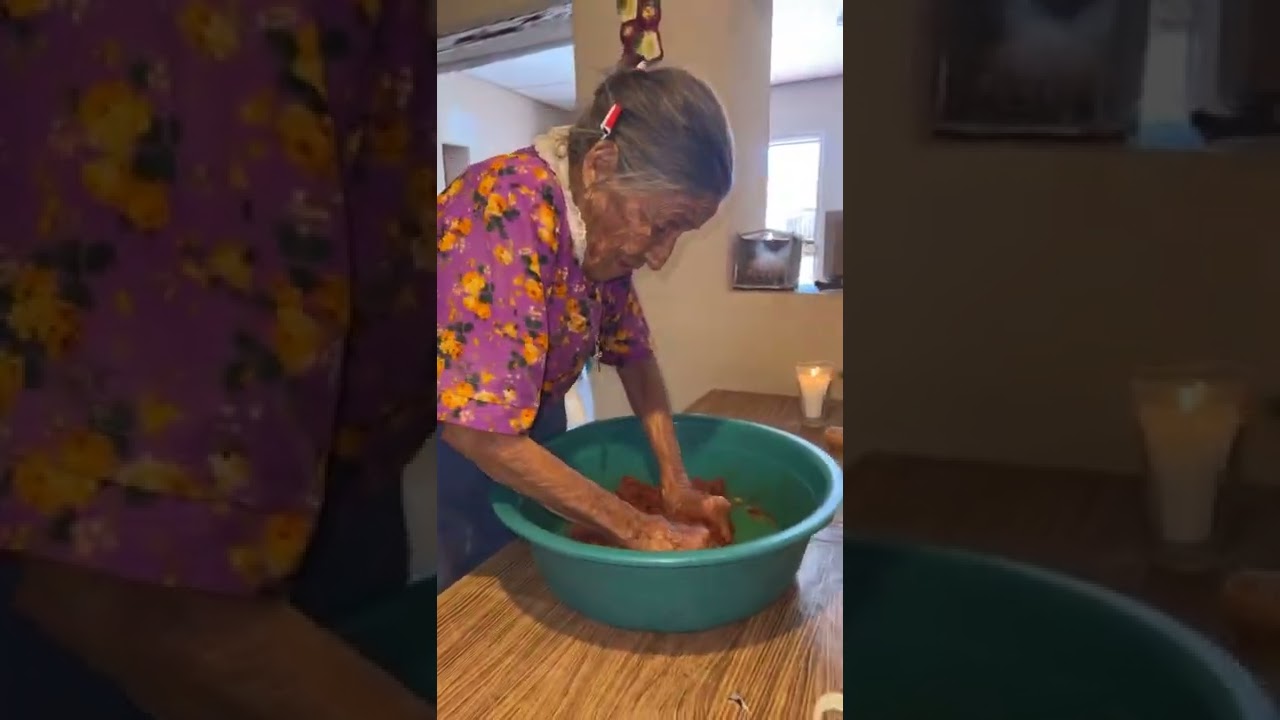 Do&ntilde;a Coyo prepara chorizo
