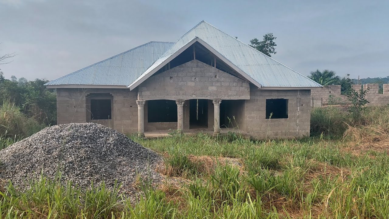 Продается недостроенный трехкомнатный дом в Кумаси-Адавомасе, 🇬🇭. Цена: 550 000 ганских седи. 📞+2...