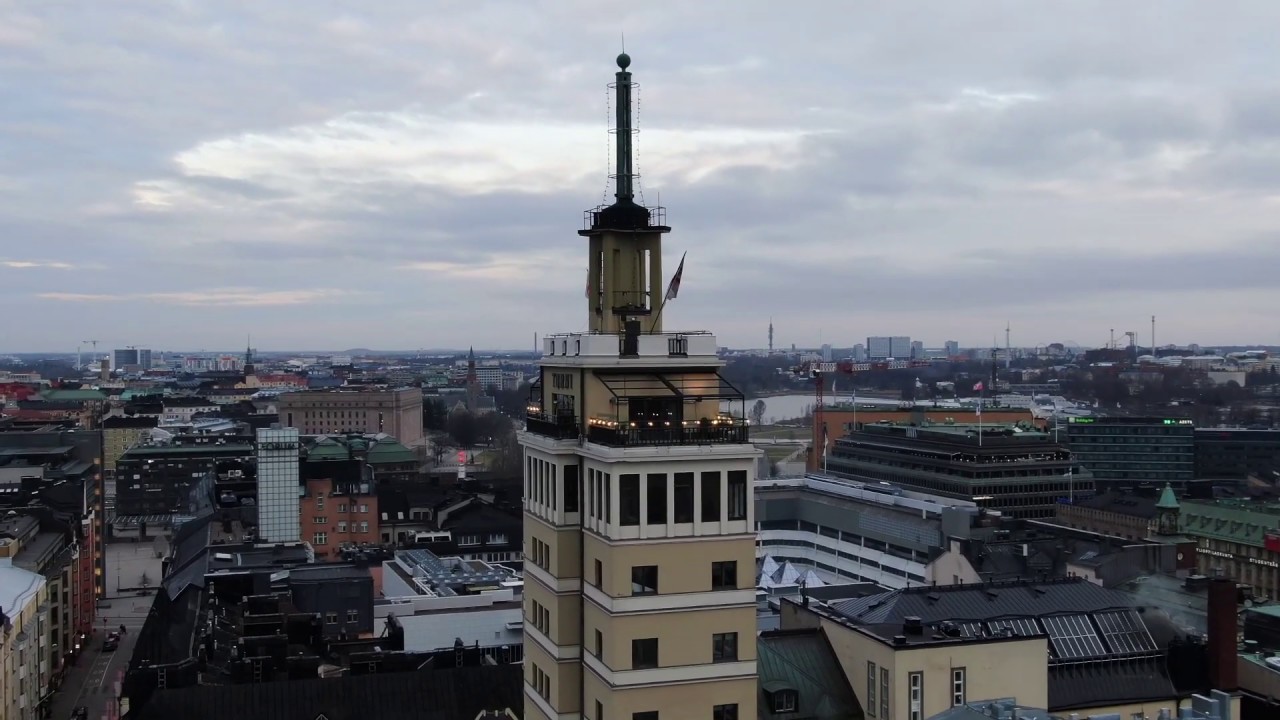 Vanhan kirkkopuisto ja Hotelli Torni       Plague Park and Hotel Torni