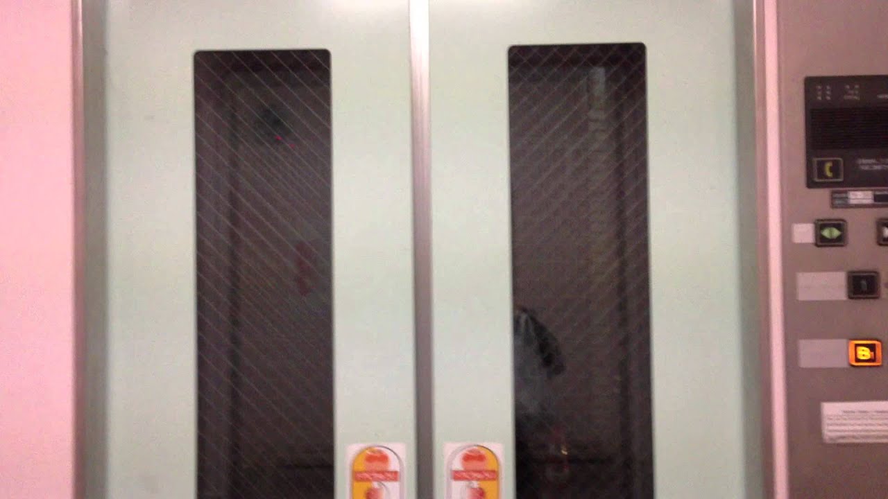 りんかい線大井町駅の日立エレベーター（防犯窓に注目）