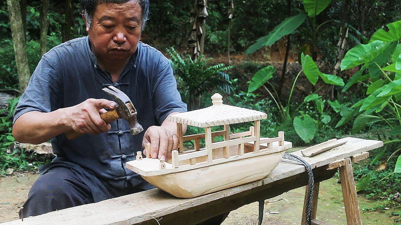 孙子吵着要玩河里的船，爷爷拿出看家本领造木船，下水的那一刻玩嗨了