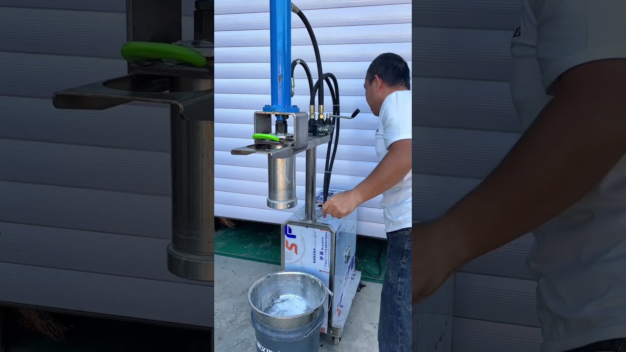 Hydraulic rice noodle machine that can press five kilograms of noodles at a time